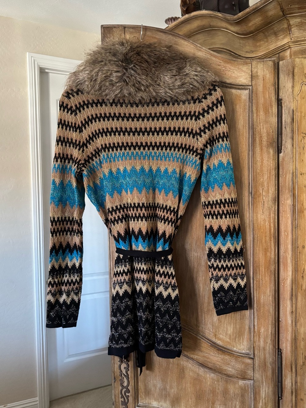 Cache Faux Fur-Collar Flame Stitch Patterned Cardigan Sweater With Tie Belt. - Picture 3 of 4